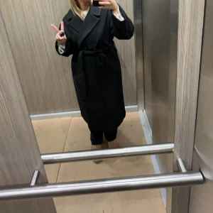 Svart kappa - Säljer denna svarta kappa från Gina tricot som köptes nu i november. Så i väldigt bra skick. Säljes då jag köpt en ny Sitter oversized på mig som vanligtvis har m så passar storlekarna runt L