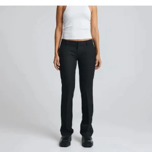 Bikbok kostymbyxor - Snygga populära kostymbyxor från bikbok i modellen vera, lågmidjade!!Helt slutsålda!  Väldigt små i storleken, passar mig som vannligtvis har 36/38. 