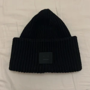 Acne mössa - Säljer min Acne mössa då den inte kommer till användning längre och är nästan aldrig använd💕