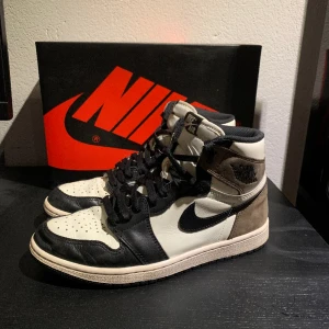 Jordan 1 Mocha - Ett jordan 1 i modellen mocha, som också är legit checkade genom bilder på skon, sulan och boxen i olika perspektiv.  Storlek:41 Cond 8/10 Hör av er vid intresse eller frågor