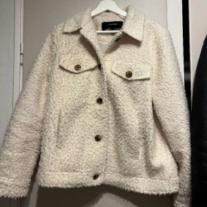 Vit jacka från Vero Moda  - Jacka från Vero Moda Stl M Knappt använd Köpt för 600kr Säljes gör 350kr Betalning skrev via Swish före paket prostatas! 