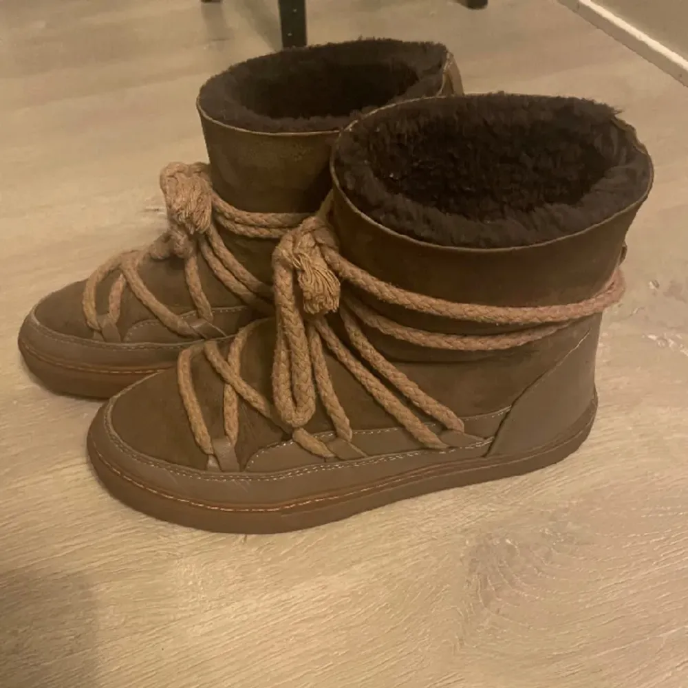 Säljer dessa inuikii skor i jättefint skick. Säljer pga de inte passade. Bilderna är från hon jag köpte av💗💗. Skor.