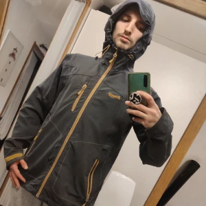 Bergans Jacka - Använt i fint skick! Riktigt bra och fin natur jacka säljer den då den är förstor för mig. Bra mot regn och vind. Storlek Medium 500kr eller bud! Kolla andra annonser för mycket fina varor.