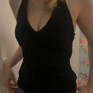 Svart glittrig topp - Söt topp ifrån only. Lite svarta glitter detaljer som var lite svåra att få med på bild 