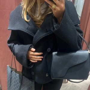 NA-KD kappa  - Svart kort kappa från NA-KD, lite oversized så skulle säga den kan passa större