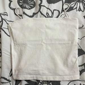 Ett vanligt vitt linne med dubbeltyg i framsidan. Köparen står för frakten ❤️