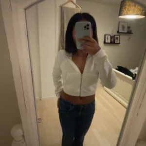 Zip hoodie - Croppad zip hoodie som inte kommer till användning längre. Har inga defekter. 