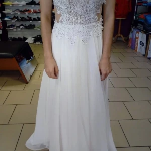 Balklänning  - Fin vit balklänning som endast använts vid ett tillfälle! Storlek 34💘🫶🏼 