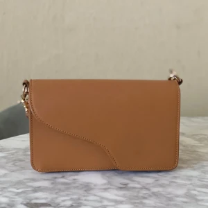 ATP Atelier Väska - Väska från ATP Atelier, jättefint skick.  ”Assisi Brandy Leather Bag”  Nypris 4800 kr  Finns på Fridhemsplan   Produktlänk:  https://atpatelier.com/sv/products/assisi-brandy-leather-shoulder-bag  (Väskan har endast shoulder strap enl. bild). 