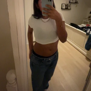 T-shirt - Croppad t shirt som har inga dels och är aldrig använd. Kommer inte till användning derför säljs den. 