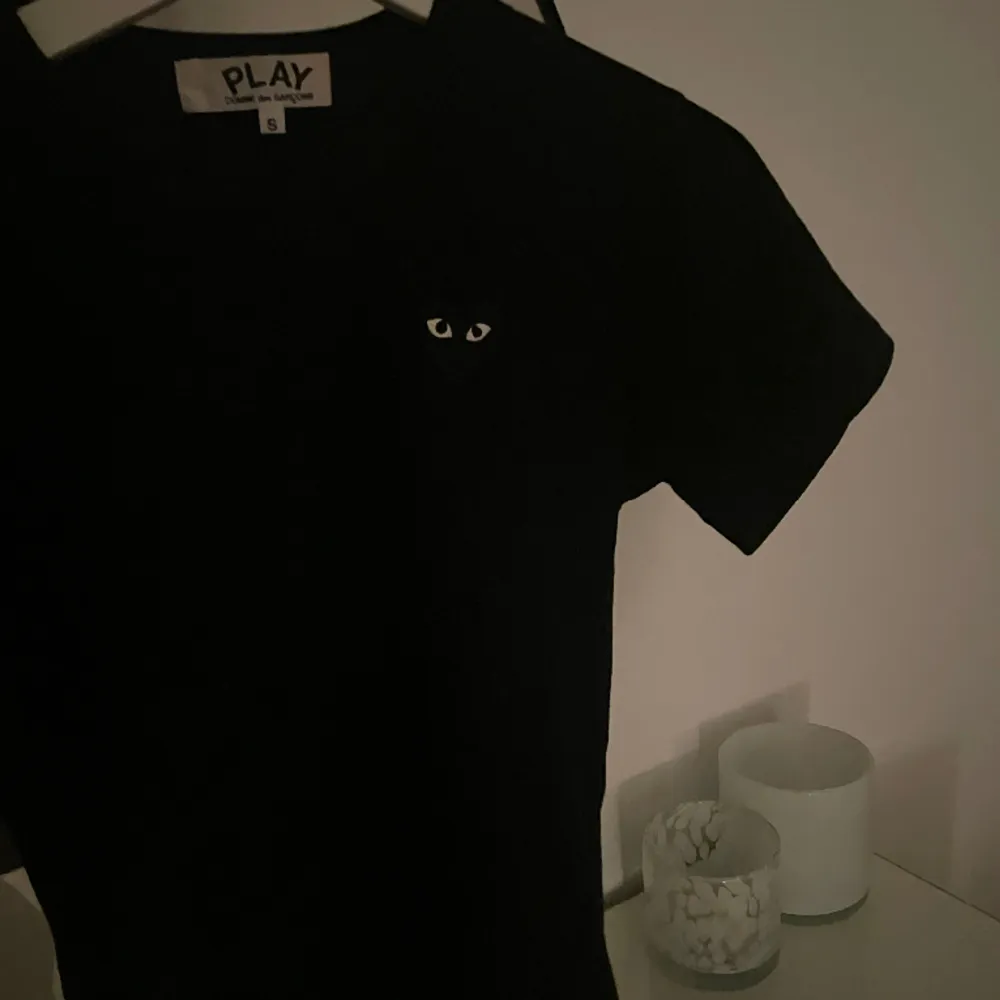 Stilren tshirt från Comme des Garçons. Köpt på NK för 1100 kr. Använd endast en gång!!🤍. T-paidat.