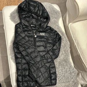 Emporio armani jacka  - jag säljer min emporio armani jacka för att den har blivit för liten🫶🏻