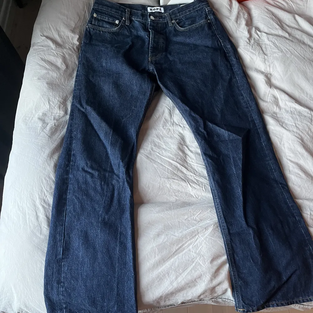 Hej!  Säljer nu mina super snygga Hope jeans🙌 byxorna är använda sparsamt 👍 tveka inte på att höra av dig 🤝. Jeans & Byxor.