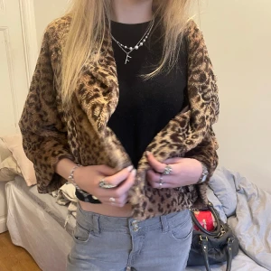 Trekvartsärmad leopard jacka  - Så cool leopard mönstrad Trekvartsärmad jacka/kofta🫶🏼 i jätte fint skick! Fake päls ofc