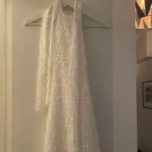 En klänning från NA-KD med öppen rygg. Aldrig använd bara provat på. Säljs inte längre på hemsidan 