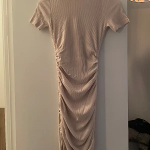 Klänning - Klänning som är i bra skick. Stretchiga och framhävande. Från chiquelle