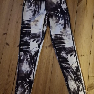 Träningsbyxor Kappahl bodyzone - Använda. Men i fint skick. Inga hål eller fläckar. 