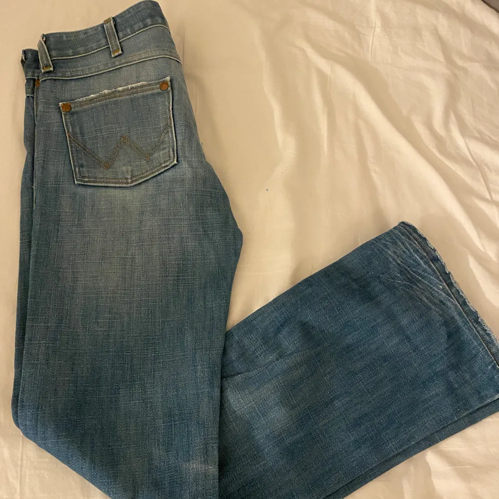 Säljer dessa super fina Wrangler jeansen nytt skick och inga defekter använda få gånger.💗💗 funkar på liten s och xs . Jeans & Byxor.