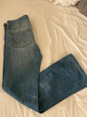 Wrangler jeans - Säljer dessa super fina Wrangler jeansen nytt skick och inga defekter använda få gånger.💗💗 funkar på liten s och xs 