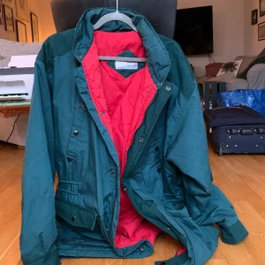 Jacka - Jätte fin retro jacka som jag köpt från beyondretro! Är lite oversize vilket är väldigt snyggt💗