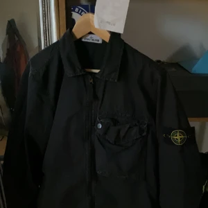 Stone island overshirt - Tjena säljer min overshirt, som är i bra kvalite. Använd ett få tal gånger. Storlek M, färg svart. Kvitto finns tyvärr inte längre , köpt på johnells