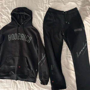 Hoodrich dress - Hoodrich dress som är använd få gånger, tröjan är mer använd och är lite solblekt och har även ett litet hål vid höger arm. Tröjan är i storlek M och byxorna är i storlek M. Väldigt fin och skön dress? Ord pris: 1500kr