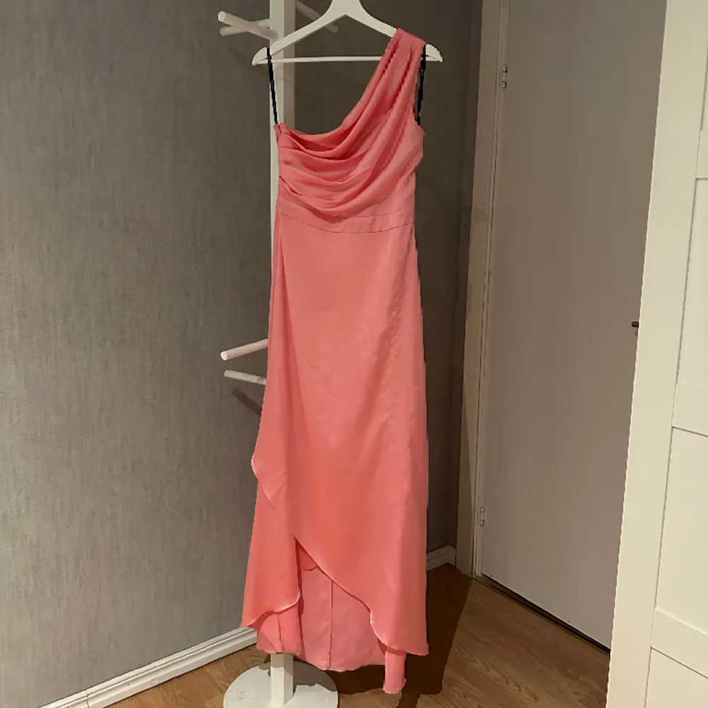 Superfin rosa one shoulder festklänning. Använd en gång. Köpt från ASOS för 450kr💗. Klänningar.