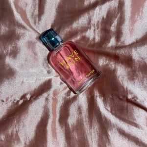 HAVE FUN PARFYM 😻🙏 - Den populära HAVE FUN parfymen 🙌😻 Sprayad en gång för att testa men jag använder andra parfymer så hade inte plats för denna längre💓 Hör av dig vid frågor eller funderingar 🙌💓nypris 50kr!!