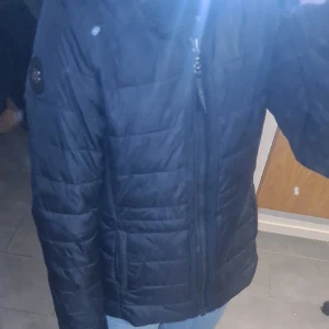 8848 jacka svart - Säljer min skidjacka då denna börjar bli för liten ,storlek 150-160 ordinareie pris är 1200