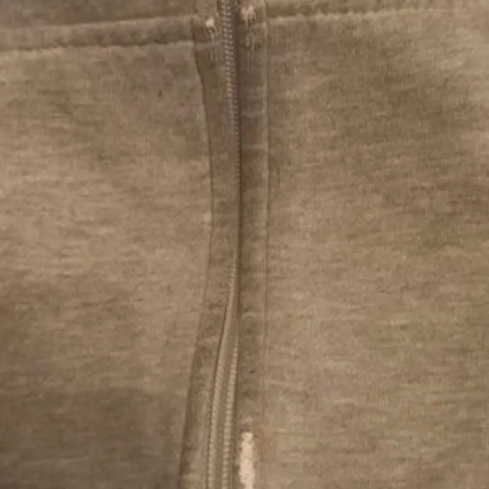 Säljer denna asnajs hoodie eftersom den är lite för liten på mig (189). Några tecken på användning men annars bra skick. . Hoodies.