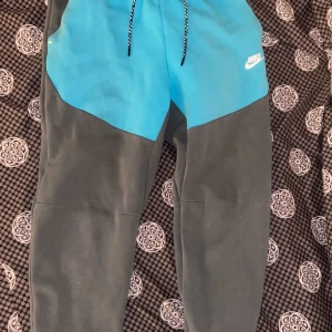 Nike tecj - Nike tech strl M jätte bra skick köpt för 1000kr men säljs för 449kr.