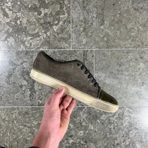 Lanvin - Säljer dessa lanvins i storlek 6/40, sitter som 41. Fint skick överlag, förutom en liten skada fram på högerskon (se bild). Inget og medföljer, endast skorna. Hör av er vid frågor.