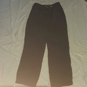 Baggy Cargo Byxor - Säljer eftersom dem är för små, minns inte vart dem är ifrån men minns att dem kosta 500-:  men ja säljer för 250-: