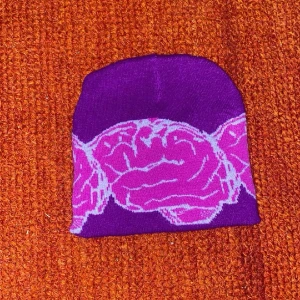 Y2k Mössa - Lila y2k mössa. Använd 1-2 gånger men annars i nytt skick.