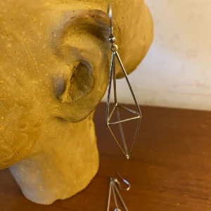 Silver 925 örhänge  - Silverörhängen hängande i fint skick. Längd 7 cm utan hängkroken.