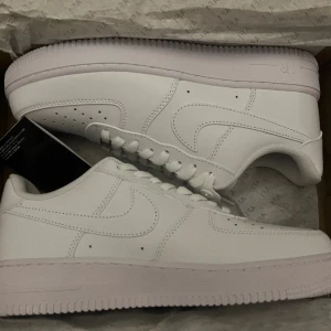 Helt nya äkta airforce one - Helt nya aldrig använda bara testade. Det är inte typ lila sulor det är bara en dålig bild  