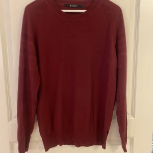 Vinröd tröja  - I vinröd tröja från tiger of Sweden I okej skick, .p.g.a. en liten defekt (se bild 3) I storlek M I