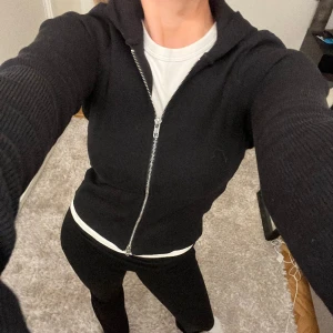 Zip Hoodie  - Tight svart zip hoodie med en luva. Använd ett fåtal gånger endast.