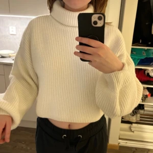 Stickad tröja - Aldrig använd men otroligt fin men inte min stil.  Köparen står för frakten 