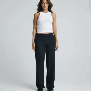 Bikbok kostymbyxor - Dem trendiga kostymbyxorna ifrån Bikbok! Jag upplever att dem är lite mer högmidjade än dem på bild 1 och därav priset… jätte fint skick men tyvärr för små för mig (nästan helt slutsålda på hemsidan)  Kram Tyra💓