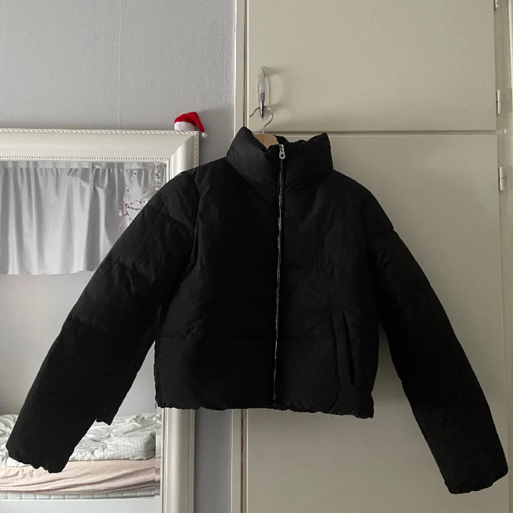Säljer denna svarta jacka ifrån Only som är lite croppad i modellen. Den är bara använd ett fåtal gånger så bra skick ❣️. Jackor.