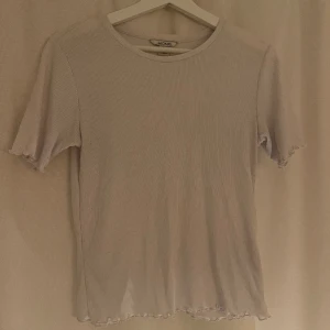 Monki topp - Vit topp från monki✨fint skick, strl M