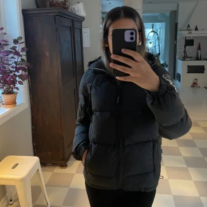 Vinterjacka  -  Säljer denna vinterjacka då den inte kommer till någon användning, den är i ett fint skick Tryck inte på köp nu då betalning sker via swish🤍