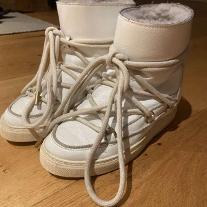 Inukkis - Säljer mina vita inukkis, fint skick men lite använda. Kommer ej till användning längre då jag har andra!💕köpta för 2800 