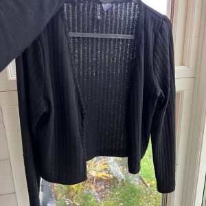 Svart kofta - Jätte fint skick, använd ett par gånger men inte mer. Den är en M men den tight så sitter nog bäst på någon som är xs/s💗💗