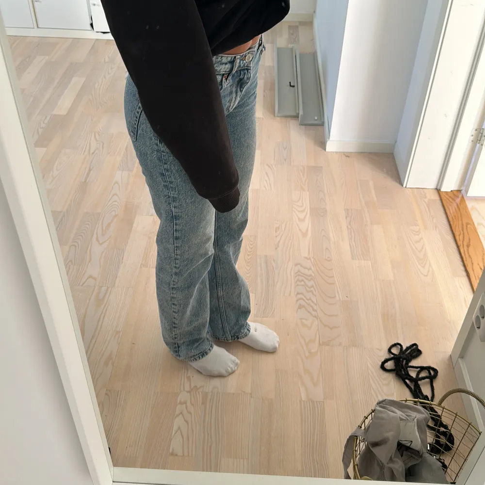 Mid waist straight jeans från Zara. Knappt använda.. Jeans & Byxor.