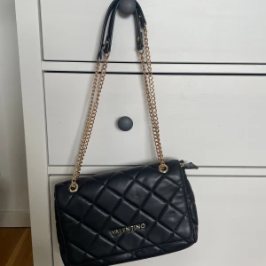 Valentino väska - Jättefin valentinoväska, säljer pga att jag inte använder den längre. Den är i jättebra skick☺️