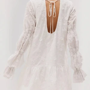 sleeve detail deep back dress nakd - Vit slutsåld NAKD klänning med öppen rygg. ÄLSKAR den här klänningen, hade på studenten fast i s38. Perfekt nu till midsommar också!  