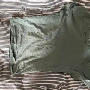 Snygg T-shirt från Kappahl, storlek M, som ny, skick 9/10, har används typ 5 gånger.