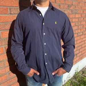 Ralph lauren skjorta  - En riktigt fet Ralph lauren skjorta i storlek L för endast 549kr. Skicket är 9/10 och nästan helt oanvänd.